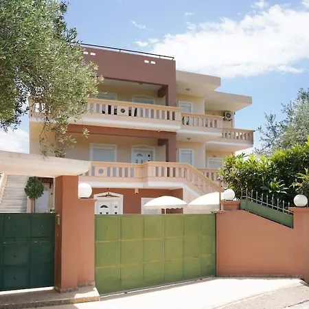Argyro Apt - Spacious 3bd In Peaceful Village Daire